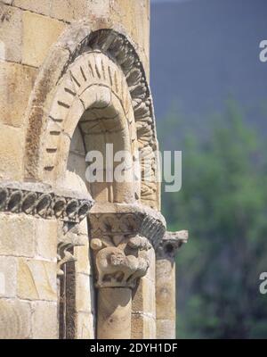 DETALLE DEL ABSIDE - S XII. ORT: COLEGIATA DE SANTA CRUZ. Castañeda. Kantabrien. SPANIEN. Stockfoto