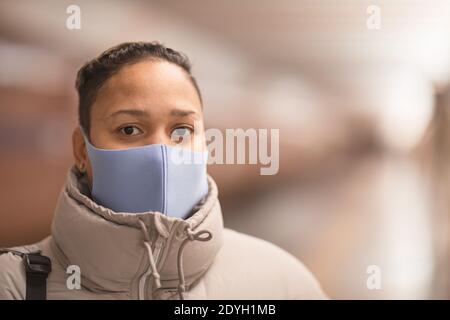 Porträt einer jungen Frau mit Schutzmaske Blick auf die Kamera Stockfoto