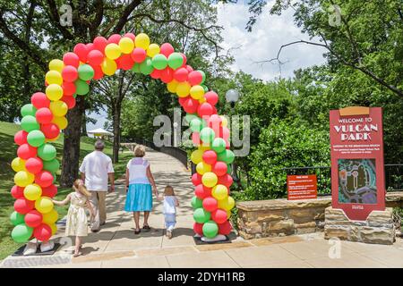 Birmingham Alabama, Vulcan Park Eingang Ballonbogen Ballons Familie Eingabe, Stockfoto