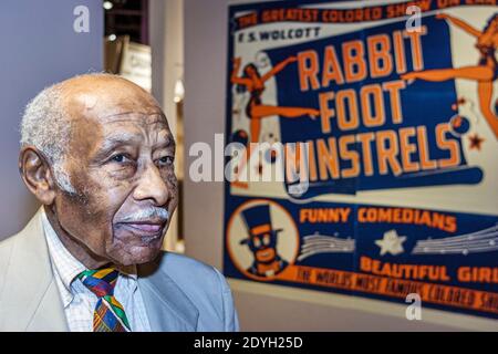 Birmingham Alabama, Civil Rights Institute Black man Male Senior, Volunteer Guide Ausstellung Sammlung suchen Segregation Rassismus Geschichte insid Stockfoto