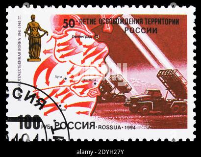 MOSKAU, RUSSLAND - 10. AUGUST 2019: Briefmarke gedruckt in Russland zeigt Befreiung Russlands, MLRS BM-12 'Katyusha', Gemeinsame Ausgabe - Russland, Weißrussland & U Stockfoto