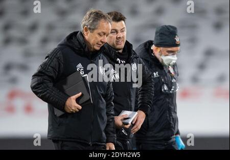 London, Großbritannien. Dezember 2020. Stuart Gray von Fulham (links) und First-Team-Trainer Matt Wells von Fulham nach ihrem Unentschieden 0-0 im Premier League-Spiel im Craven Cottage, London Bild von Alan Stanford/Focus Images/Sipa USA 26/12/2020 Quelle: SIPA USA/Alamy Live News Stockfoto