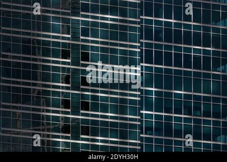 Moderne Architektur - dunkelblau-grünes Gebäude außen aus Glas Und Stahl Stockfoto