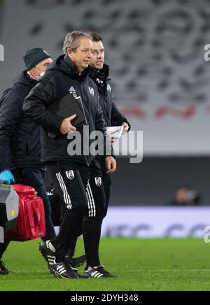 London, Großbritannien. Dezember 2020. Stuart Gray von Fulham (links) und First-Team-Trainer Matt Wells von Fulham nach ihrem Unentschieden 0-0 im Premier League-Spiel im Craven Cottage, London Bild von Alan Stanford/Focus Images/Sipa USA 26/12/2020 Quelle: SIPA USA/Alamy Live News Stockfoto