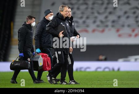 London, Großbritannien. Dezember 2020. Stuart Gray von Fulham (links) und First-Team-Trainer Matt Wells von Fulham nach ihrem Unentschieden 0-0 im Premier League-Spiel im Craven Cottage, London Bild von Alan Stanford/Focus Images/Sipa USA 26/12/2020 Quelle: SIPA USA/Alamy Live News Stockfoto