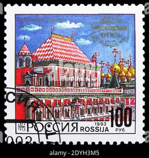 MOSKAU, RUSSLAND - 10. AUGUST 2019: Die in Russland gedruckte Briefmarke zeigt den Moskauer Kreml, den Terem-Palast, die Architekturserie, um 1993 Stockfoto