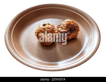 Gebratenes russisches Kotleta (Hacksteak) Auf brauner Platte auf weißem Hintergrund ausschneiden Stockfoto