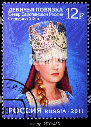 MOSKAU, RUSSLAND - 10. AUGUST 2019: In Russland gedruckte Briefmarke zeigt Wiglet (XIX. jh.), Kopfschmuck der russischen Nordserie, um 2011 Stockfoto