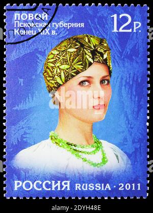 MOSKAU, RUSSLAND - 10. AUGUST 2019: In Russland gedruckte Briefmarke zeigt Povoi (XIX. jh.), Kopfschmuck der russischen Nordserie, um 2011 Stockfoto