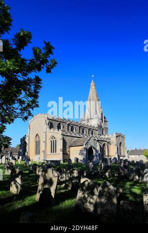 Frühlingsfarben über All Saints & St James Church, Kings Cliffe Village, Northamptonshire, England, Großbritannien Stockfoto