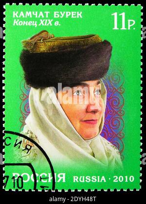 MOSKAU, RUSSLAND - 10. AUGUST 2019: Briefmarke in Russland gedruckt zeigt Kamchat burek, XIX. jahrhundert, Kultur der russischen Völker, Kopfschmuck von Tatarstan ser Stockfoto