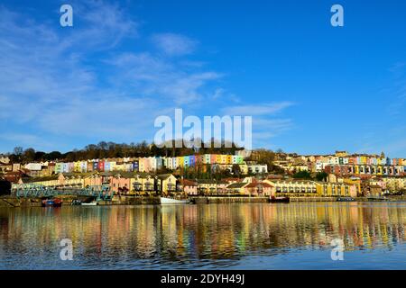 Bunte Reihenhäuser in Cliftonwood Hügel mit Blick auf Bristol schwimmenden Hafen, England Stockfoto