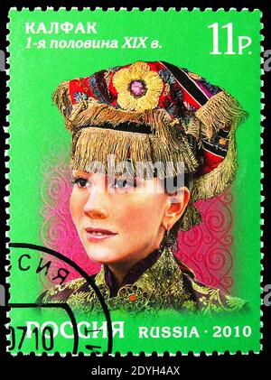 MOSKAU, RUSSLAND - 10. AUGUST 2019: Briefmarke in Russland gedruckt zeigt Maiden Kalfak, XIX. jahrhundert, Kultur der Völker Russlands, Kopfschmuck von Tatarstan ser Stockfoto