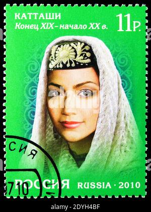 MOSKAU, RUSSLAND - 10. AUGUST 2019: Briefmarke in Russland gedruckt zeigt Kattashi, XIX-XX c., Kultur der Völker Russlands, Kopfschmuck der Tatarstan Serie Stockfoto