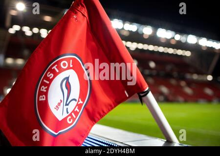 Bristol, Großbritannien. Dezember 2020. Eine Eckfahne wird zur vollen Zeit vom Spielfeld entfernt. EFL Skybet Championship match, Bristol City gegen Wycombe Wanderers im Ashton Gate Stadium in Bristol, Avon am Boxing Day, Samstag 26. Dezember 2020. Dieses Bild darf nur für redaktionelle Zwecke verwendet werden. Nur redaktionelle Verwendung, Lizenz für kommerzielle Nutzung erforderlich. Keine Verwendung in Wetten, Spiele oder ein einzelner Club / Liga / Spieler Publikationen. PIC von Lewis Mitchell / Andrew Orchard Sport Fotografie / Alamy Live News Kredit: Andrew Orchard Sport Fotografie / Alamy Live News Stockfoto