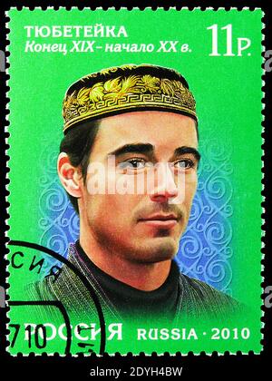 MOSKAU, RUSSLAND - 10. AUGUST 2019: Briefmarke in Russland gedruckt zeigt Skullcap, XIX-XX c., Kultur der Völker Russlands, Kopfschmuck der Tatarstan Serie Stockfoto