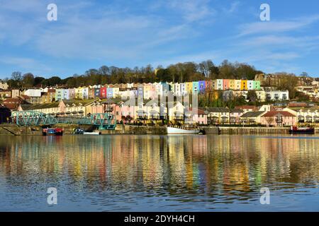 Bunte Reihenhäuser in Cliftonwood Hügel mit Blick auf Bristol schwimmenden Hafen, England Stockfoto