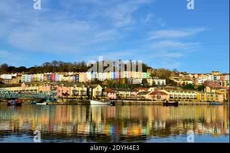 Bunte Reihenhäuser in Cliftonwood Hügel mit Blick auf Bristol schwimmenden Hafen, England Stockfoto