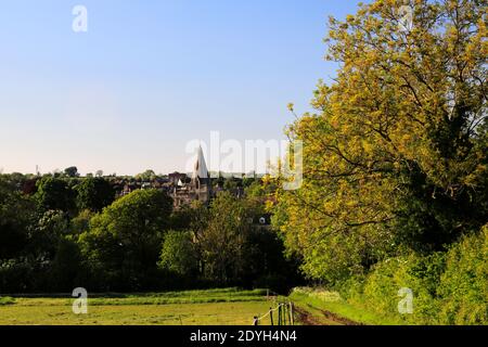 Frühlingsfarben über All Saints & St James Church, Kings Cliffe Village, Northamptonshire, England, Großbritannien Stockfoto