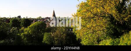 Frühlingsfarben über All Saints & St James Church, Kings Cliffe Village, Northamptonshire, England, Großbritannien Stockfoto