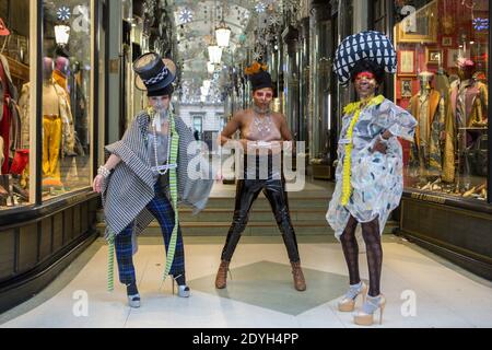 London, Großbritannien. Dezember 2020. Die Models präsentieren am Boxing Day die neueste Kollektion von Pierre Garroudi auf einer der Flash Mob Fashion Shows des Designers im Zentrum von London. Kredit: SOPA Images Limited/Alamy Live Nachrichten Stockfoto