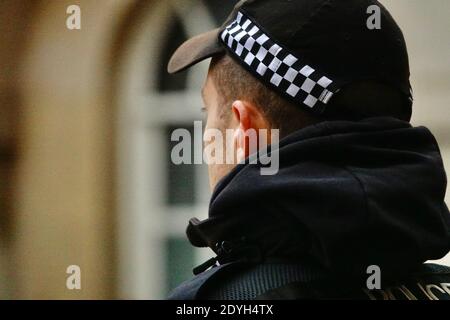 Kopfschuss eines bewaffneten städtischen Polizeibeamten, der bei der Horse Guards Parade Wache stand. Stockfoto