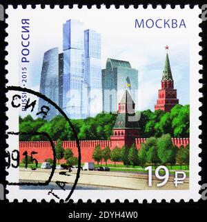 MOSKAU, RUSSLAND - 10. AUGUST 2019: Briefmarke in Russland gedruckt zeigt EINE moderne Architektur, Moskau, Russische Föderation und die Republik Aserbaidschan Stockfoto