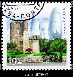 MOSKAU, RUSSLAND - 10. AUGUST 2019: Briefmarke in Russland gedruckt zeigt EINE moderne Architektur, Baku, Russische Föderation und die Republik Aserbaidschan Stockfoto