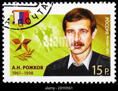 MOSKAU, RUSSLAND - 10. AUGUST 2019: Briefmarke gedruckt in Russland zeigt A.N. Roschkow (1961–1998), Helden der Serie der Russischen Föderation, um 2014 Stockfoto