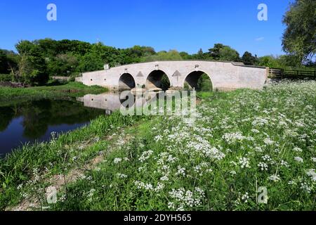 Milton Fähre Steinbrücke über den Fluss Nene, Ferry Meadows Country Park, Peterborough, Cambridgeshire, England, Großbritannien Stockfoto