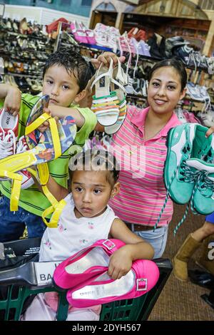 Alabama Scottsboro Unclaimed Baggage Center Center verlor Fracht von Fluggepäck, Shopping-Shopper Schnäppchenjagd, hispanische Familie Kinder Mutter Stockfoto