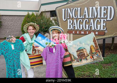 Das Zentrum des Alabama Scottsboro Unclaimed Baggage Center verlor Fracht für Fluggepäck, Shopping-Shopper und Schnäppchenjagd, Frauen-Freunde kleiden sich am Eingang Stockfoto