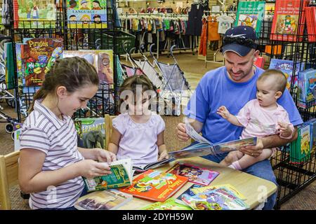 Alabama Scottsboro Unclaimed Baggage Center Center verloren Airline Gepäck Fracht, Shopping-Shopper Schnäppchen Jagd, Familie Kind Kinder Vater Mädchen dau Stockfoto