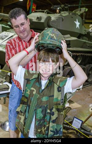 Huntsville Alabama, Veterans Memorial Museum, Geschichte Militär Vater Sohn trägt Tarnuniform, Stockfoto