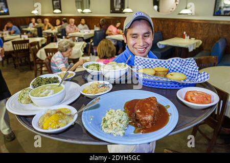 Huntsville Alabama, Blue Plate Cafe Restaurant im Innenbereich, Hispanic-Mann-Kellner-Bedienung mit vollem Tablett, Mittagessen, Stockfoto