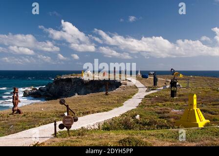 Besucher wandern auf den Wegen in Punta Sur, einem Skulpturengarten an der Südspitze der Isla Mujeres, Quintana Roo, Mexiko. Stockfoto