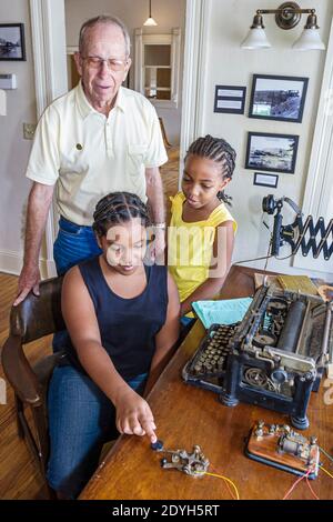 Alabama Tuscumbia Railroad Depot historischer Bahnhof, schwarzes Mädchen Mädchen Kinder Kinder versuchen Telegraph, älterer Mann Freiwilliger Führer zeigt, Stockfoto