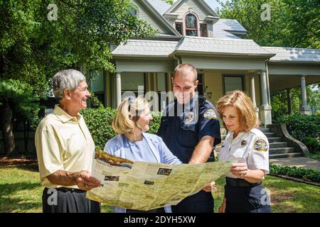 Alabama Florence Kennedy Douglass Center for the Arts, außerhalb der Außenpolizei Anweisungen geben Mann Frau weibliches Paar, das Besucher besucht, Stockfoto