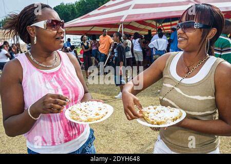 Huntsville Alabama, Arts Festival jährlich Schwarze Frauen Freunde Trichter Kuchen, Stockfoto