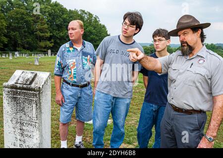 Alabama Marbury Confederate Memorial Park, Veterans Home Cemetery Nummer 1 Ranger erklärt, Teenager Teenager Jungen Brüder hören Vater Familie Stockfoto