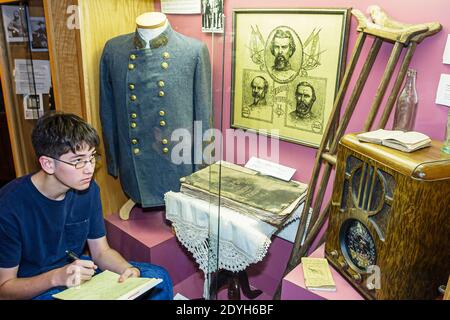 Alabama Marbury Confederate Memorial Park Museum, historische Artefakte ausgestellt, jugendlich Teenager junge suchen, Stockfoto