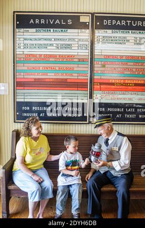 Alabama Calera, Herz des Dixie Railroad Museum, Junge, Kind, Besucher, älterer Mann, Dirigent, Freiwilliger, Frau, Mutter, die Laterne zeigt Stockfoto