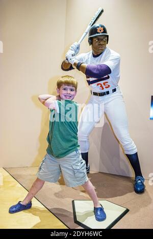 Auburn University Alabama, Lovelace Athletic Museum & Hall of Honor, lebensähnliche Bo Jackson Statue Baseballspieler Junge Kind imitieren, Stockfoto