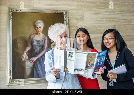 Auburn University Alabama, Jule Collins Smith Museum of Fine Arts, im Gespräch mit asiatischen Studenten Studenten Teenager Teenager Teenager Teenager erklären, Stockfoto