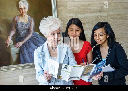 Auburn University Alabama, Jule Collins Smith Museum of Fine Arts, im Gespräch mit asiatischen Studenten Studenten Teenager Teenager Teenager Teenager erklären, Stockfoto