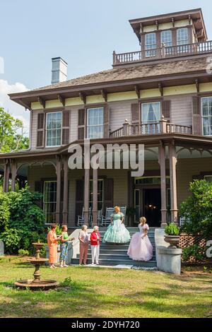 Alabama Eufaula Fendall Hall Young-Dent Home, historisches Haus im italienischen Stil, Museum 1860, führt Belles Frauen Besucher Periode Kleider vor Eingang ex Stockfoto