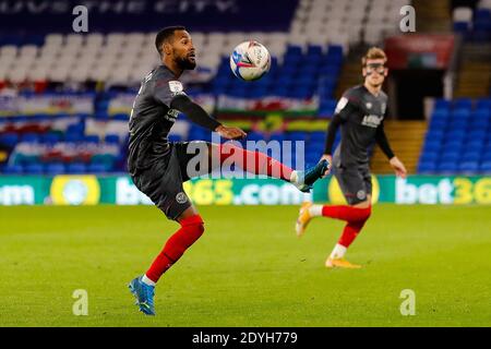 Cardiff, Großbritannien. Dezember 2020. Rico Henry von Brentford während des Sky Bet Championship Matches zwischen Cardiff City und Brentford im Cardiff City Stadium, Cardiff Bild von Mark D Fuller/Focus Images/Sipa USA 26/12/2020 Credit: SIPA USA/Alamy Live News Stockfoto