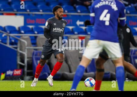 Cardiff, Großbritannien. Dezember 2020. Tariqe Fosu von Brentford während des Sky Bet Championship Matches zwischen Cardiff City und Brentford im Cardiff City Stadium, Cardiff Bild von Mark D Fuller/Focus Images/Sipa USA 26/12/2020 Credit: SIPA USA/Alamy Live News Stockfoto