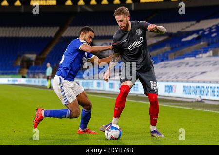 Cardiff, Großbritannien. Dezember 2020. Pontus Jansson von Brentford während des Sky Bet Championship Matches zwischen Cardiff City und Brentford im Cardiff City Stadium, Cardiff Bild von Mark D Fuller/Focus Images/Sipa USA 26/12/2020 Credit: SIPA USA/Alamy Live News Stockfoto