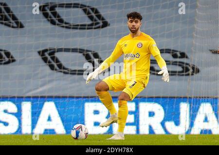 Cardiff, Großbritannien. Dezember 2020. David Raya von Brentford während des Sky Bet Championship Matches zwischen Cardiff City und Brentford im Cardiff City Stadium, Cardiff Bild von Mark D Fuller/Focus Images/Sipa USA 26/12/2020 Credit: SIPA USA/Alamy Live News Stockfoto